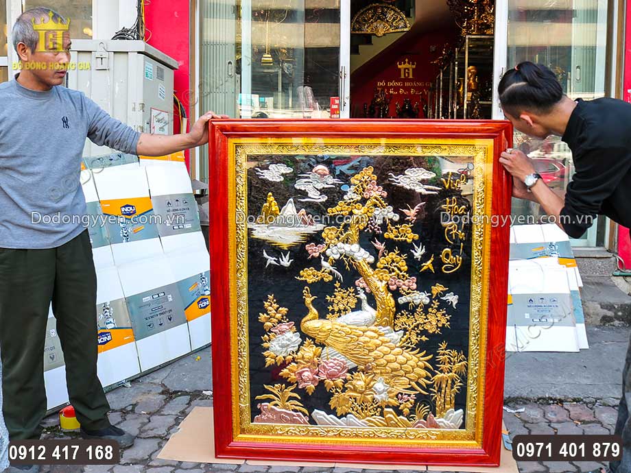 Bề mặt tranh được gắn k&iacute;nh bảo vệ bụi bẩn d&agrave;y 2ly